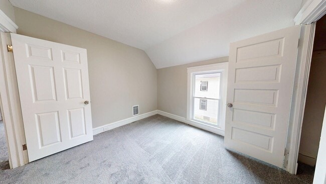 Building Photo - Madison/West Blvd neighborhood: 3 bedroom/...