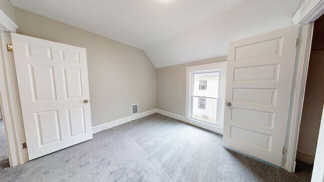 Building Photo - Madison/West Blvd neighborhood: 3 bedroom/1 bath single family home.