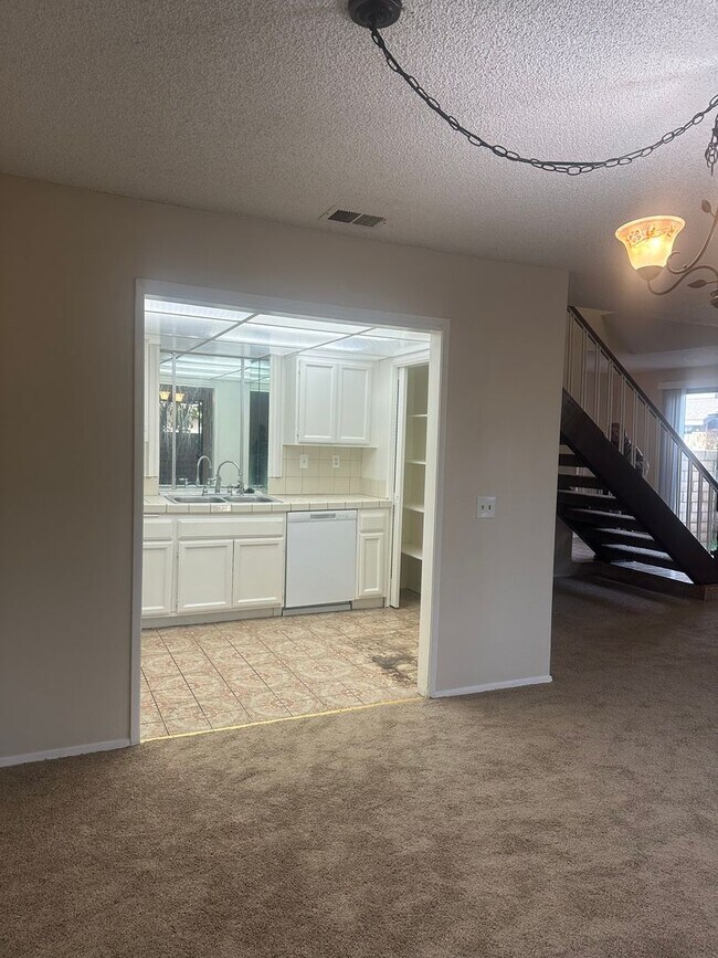 Building Photo - Charming 3-Bed/2.5-Bath Townhome with 2-Car Garage in Garden Grove