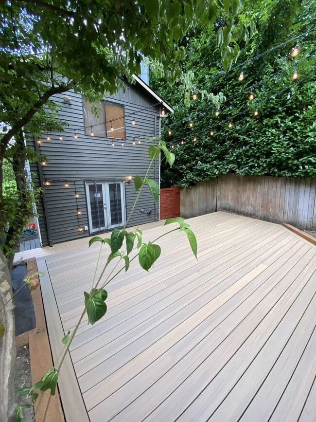 Building Photo - Maple Leaf 2-story 3 bed/2.5 bath with deck and garage available now for $3700!!