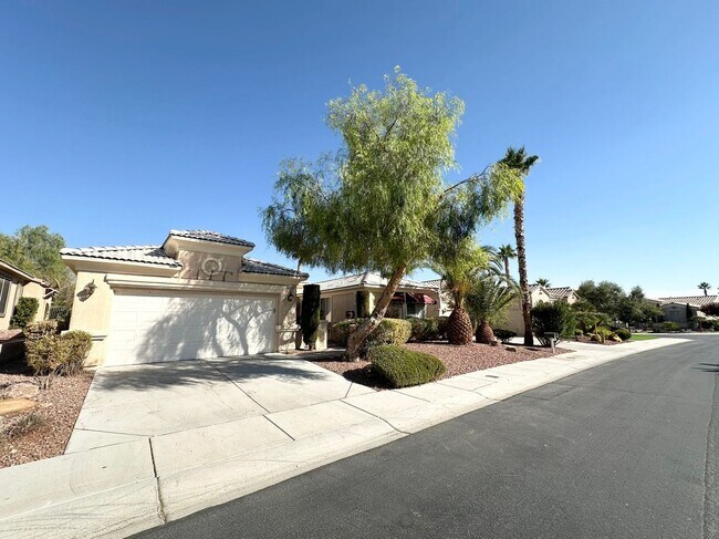 Building Photo - 4684 Riva De Romanza St