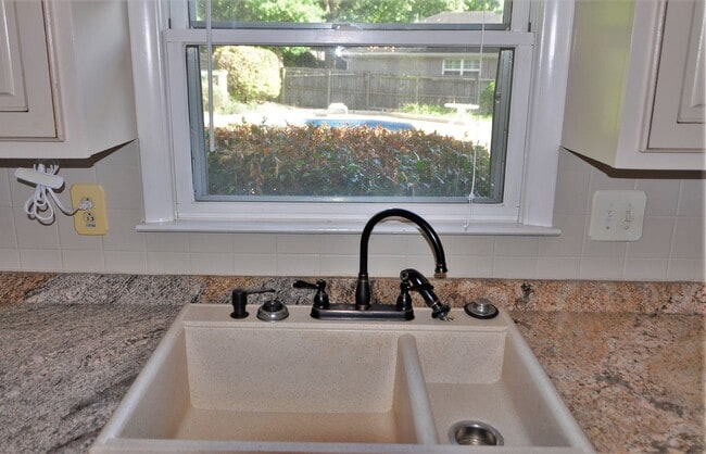 Building Photo - Large home with a pool.