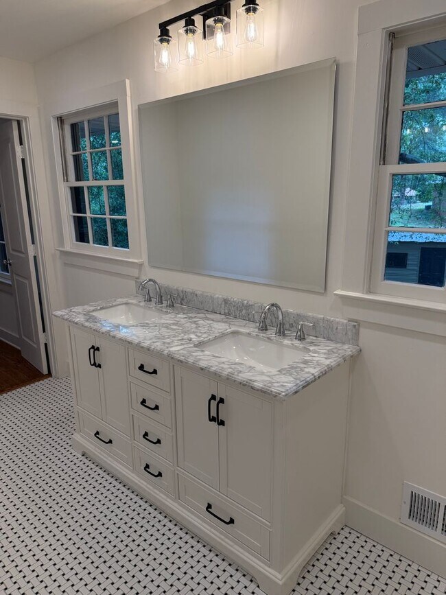 Building Photo - 185 Landor Dr