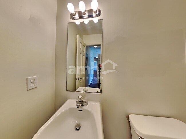 Building Photo - 524 Ryan Ave