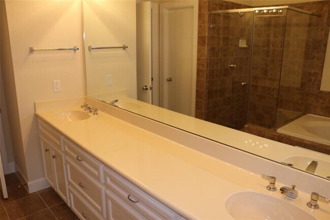 Building Photo - 2710 Hullsmith Dr