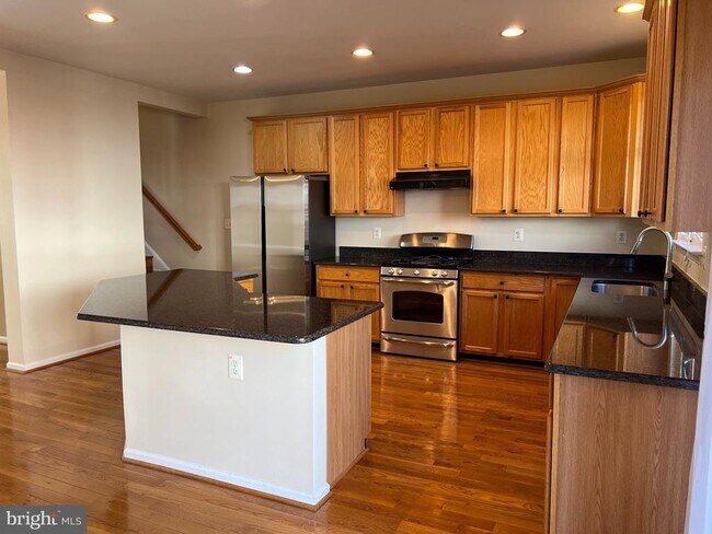 Building Photo - 8818 Royal Doulton Ln