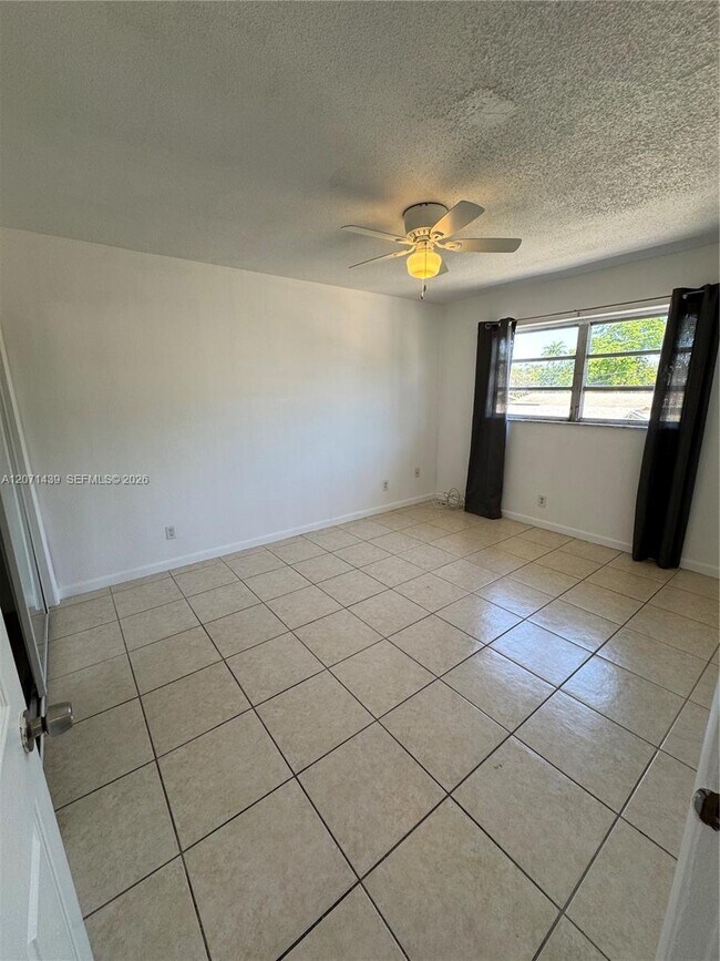 Building Photo - 4732 SW 33rd Ave