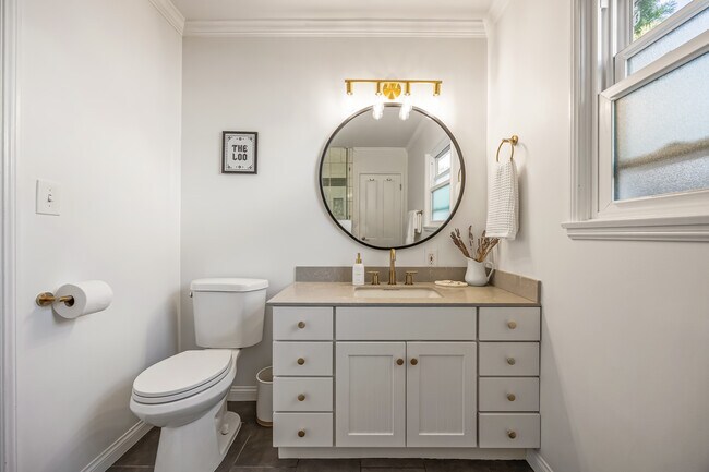 Building Photo - 2510 Santiago St