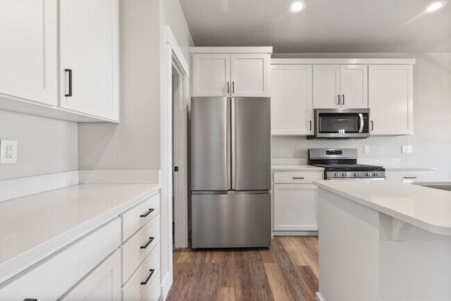 Building Photo - Awesome end unit 3 Bed 2.5 Bath townhome i...