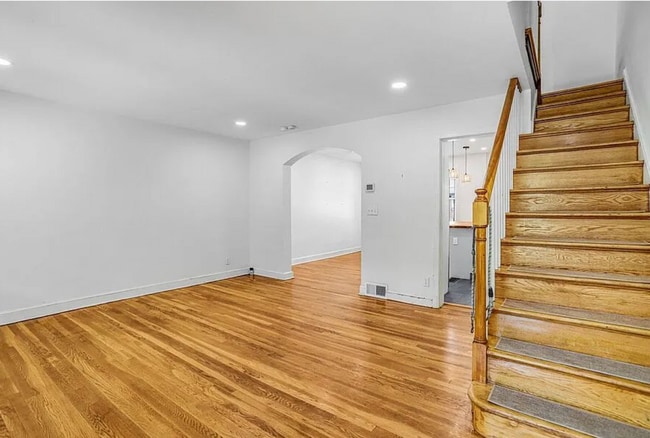Building Photo - 3 Bedrooms 1.5 Bathrooms Recently Renovated