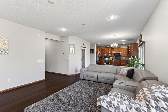 Building Photo - 15275 Plumstone Dr