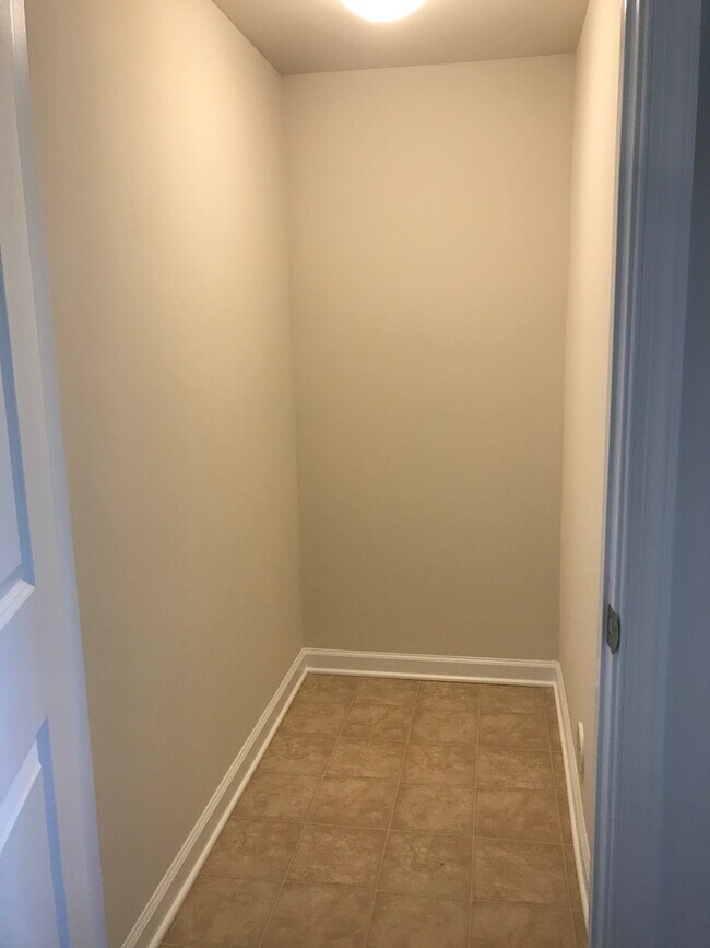 Building Photo - 3bed/2.5ba townhome Ideally Located betwee...