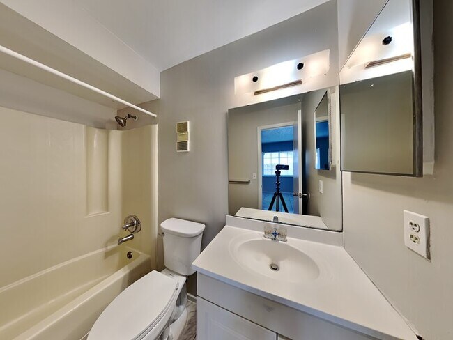 Building Photo - 1921 Truman Rd