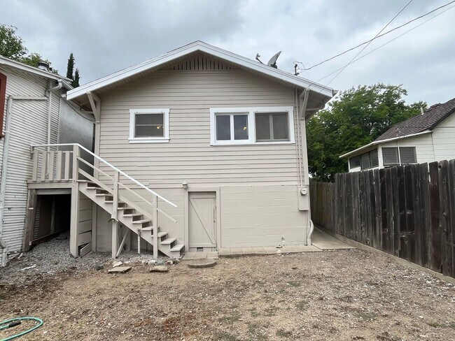 Building Photo - 1434