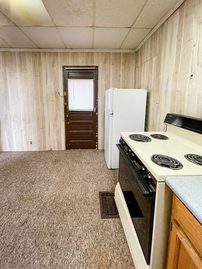 Building Photo - PRELEASING for AUGUST! Close to Campus