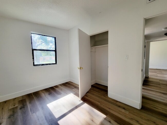 Building Photo - 906 N Veterans Dr