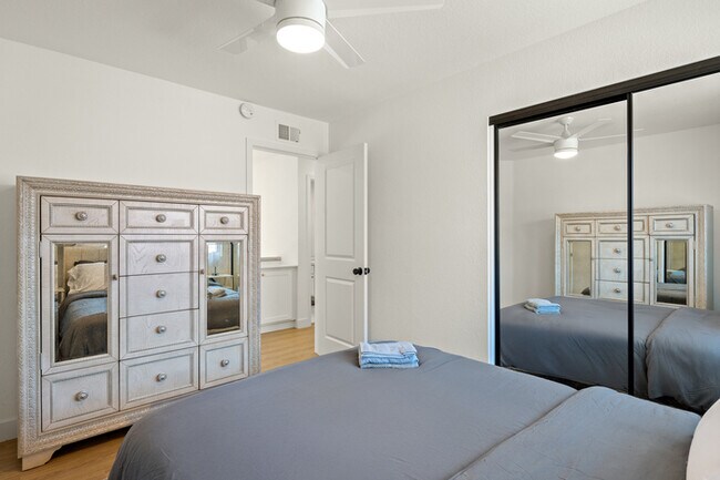 Building Photo - Luxe Spacious Home Near Parks Fully Equipped