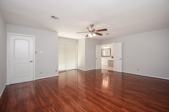 Building Photo - 201 Vanderpool Ln