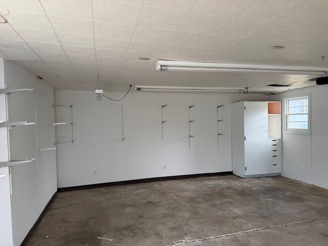 Building Photo - Updated 3 bedroom, 1 bath house in Creswell!