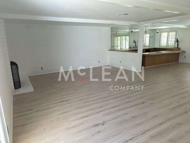Building Photo - 2737 E Plaimor Ave