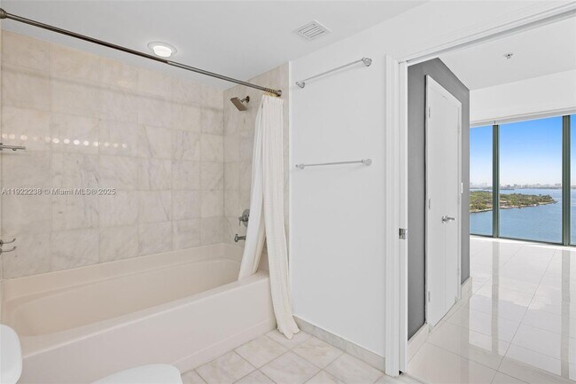 Building Photo - 601 NE 36th St