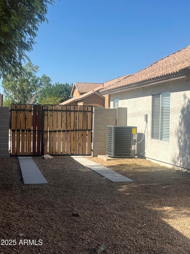 Building Photo - 7504 W Jenan Dr