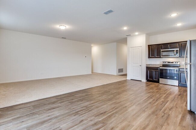 Building Photo - 308 Briar Cv