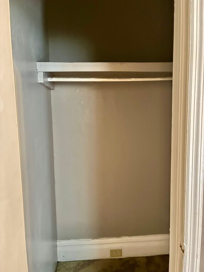 Building Photo - Charming 1BR Efficiency in Summerville Near Downtown & Hospitals
