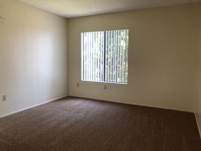 Building Photo - Mira Mesa Top Floor Dual Master Condo!