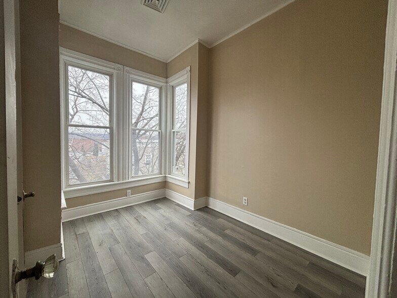 Building Photo - 15 Broadway