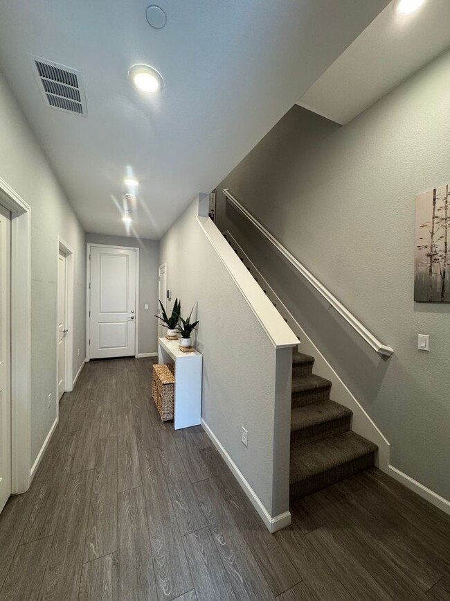 Building Photo - 4 Bed 3 Bath 2 Car Garage