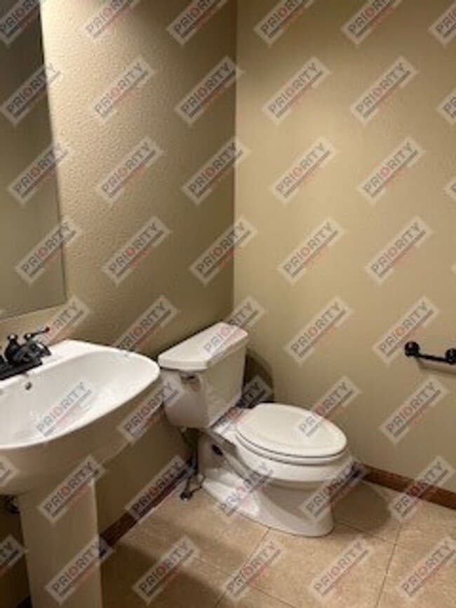Building Photo - Spacious Home with Everything You’re Looki...