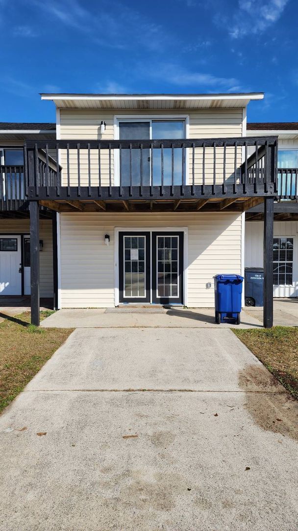 Building Photo - Beautiful, newly renovated 2 bedroom townh...