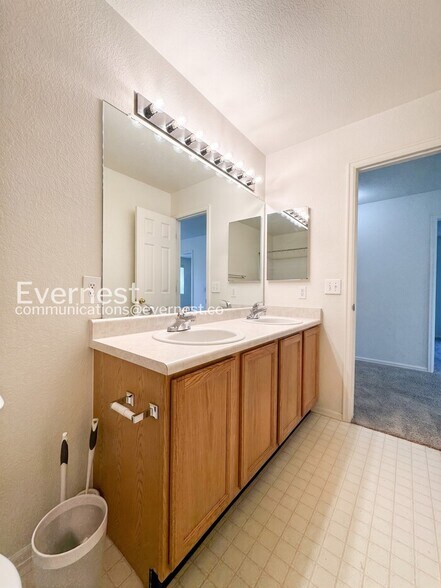 Building Photo - 10545 Ashwood Ct