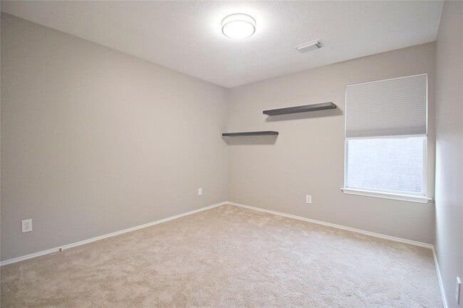 Building Photo - 6 Thicket Grove Pl