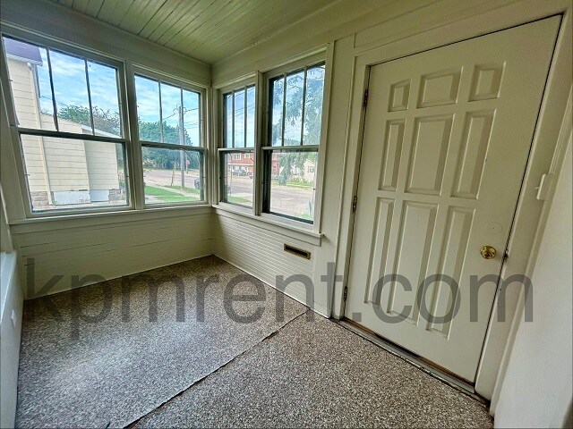 Building Photo - 506 7th St NE