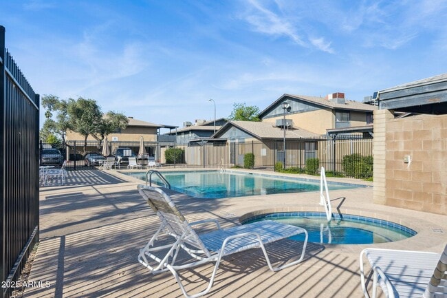 Building Photo - 286 W Palomino Dr