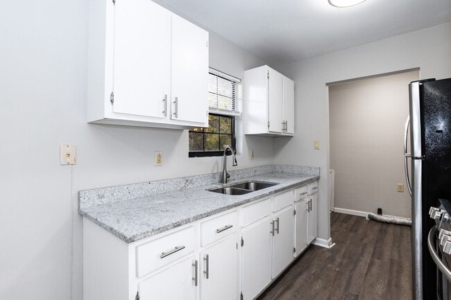 Building Photo - Three Bedroom Home!