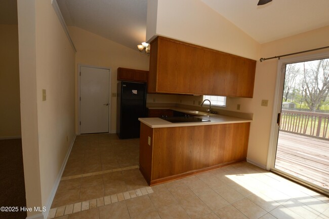 Building Photo - 260 S Creek Dr