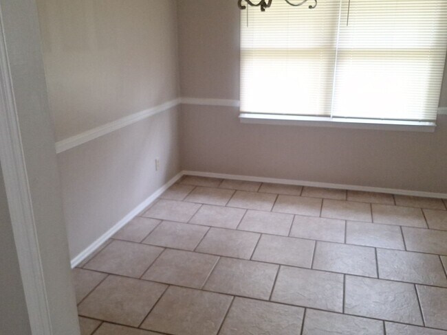 Building Photo - Charming Three Bedroom home available in Phenix City Al!