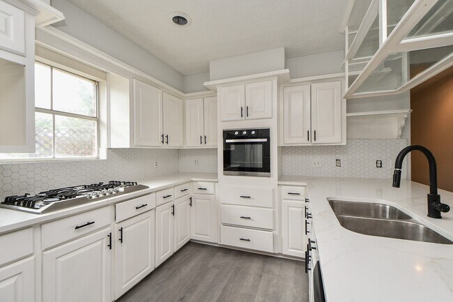 Building Photo - 14938 Mesita Dr