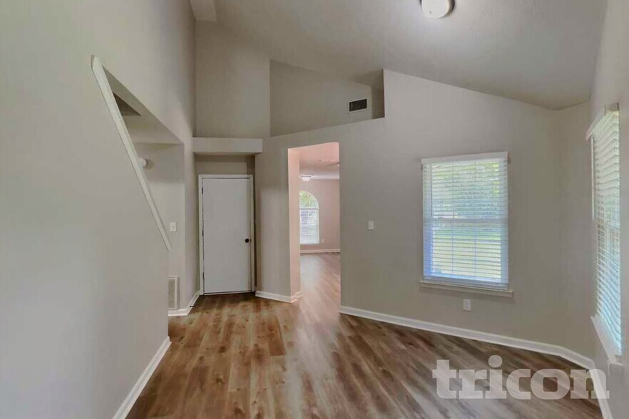 Building Photo - 2701 Riverbend Dr