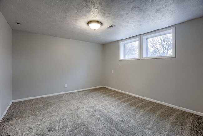 Building Photo - Great 4 Bedroom In Willow Wood!!