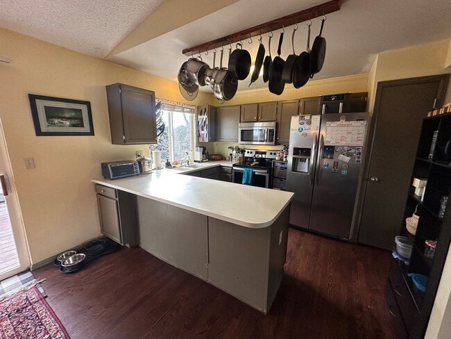 Building Photo - "Rare Opportunity" 3 bedroom 2 bath in the...