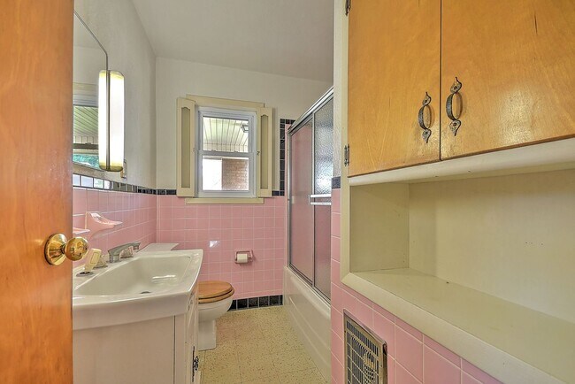 Building Photo - 208 Hogan Ave