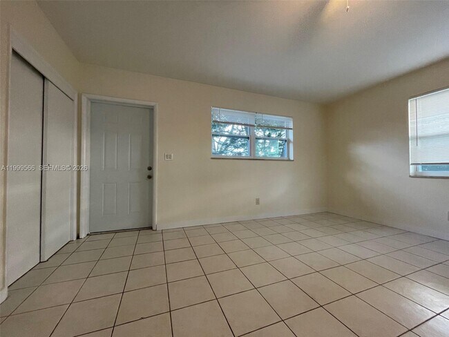 Building Photo - 1850 N 27th Ave