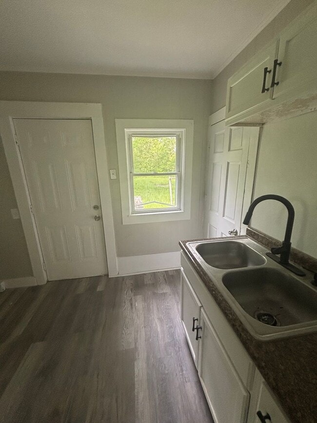Building Photo - Section 8 Accepted - Spacious 4br/2ba Home