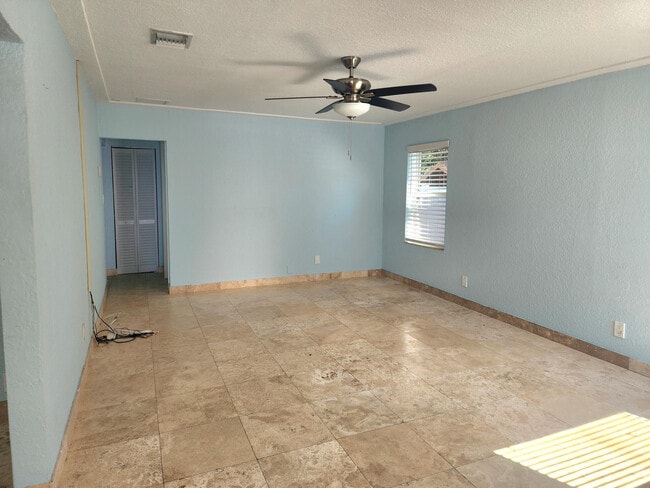 Building Photo - 413 SW 16th St