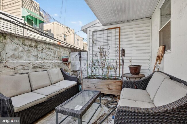 Building Photo - 1540 S Mole St