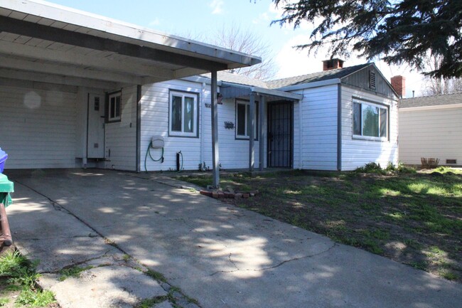 Building Photo - Three Bedroom, Two Bathroom House in San P...